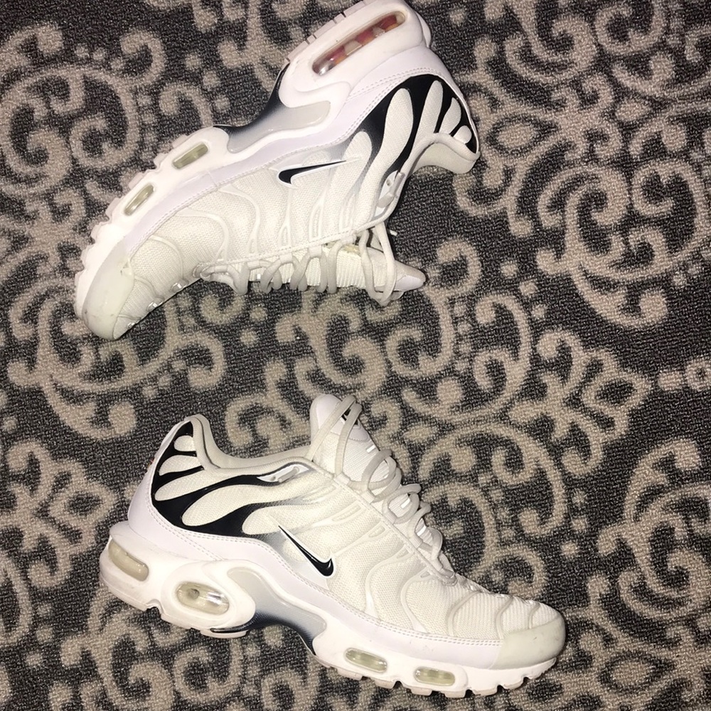 Nike air max plus black and white